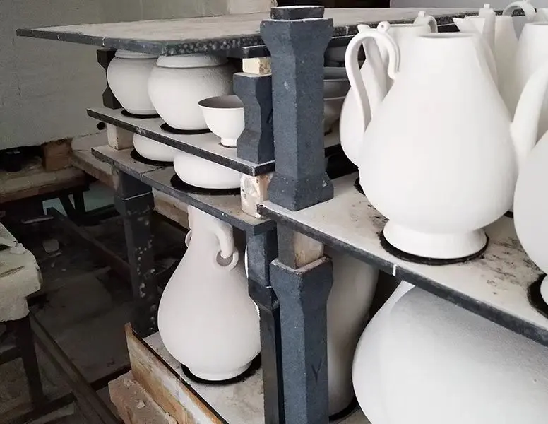 Sic plate for firing ceramic tableware