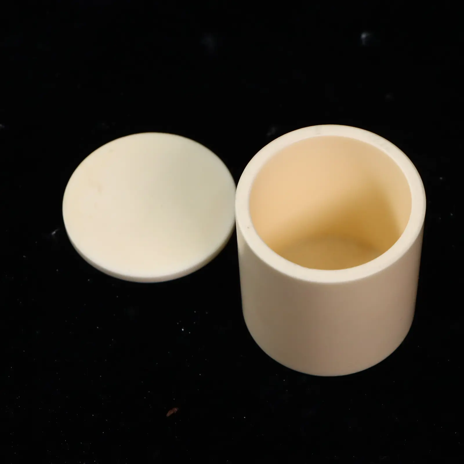 Alumina ceramic crucible