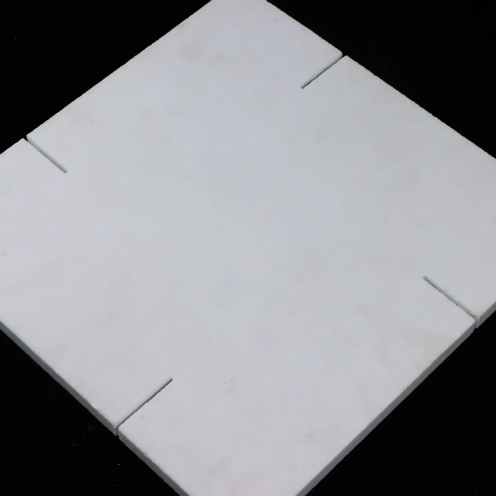 Corundum-mullite trays
