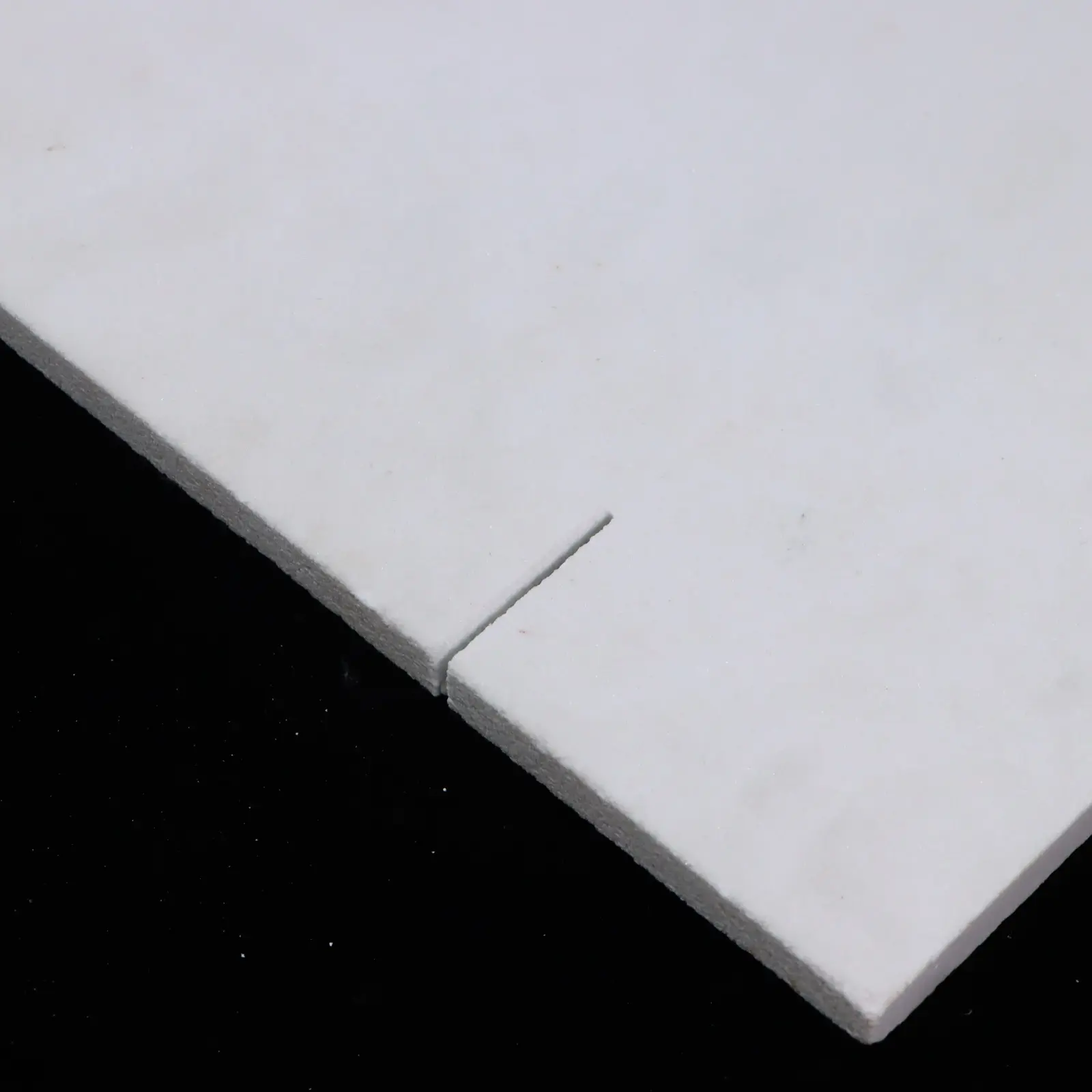 Corundum-mullite trays